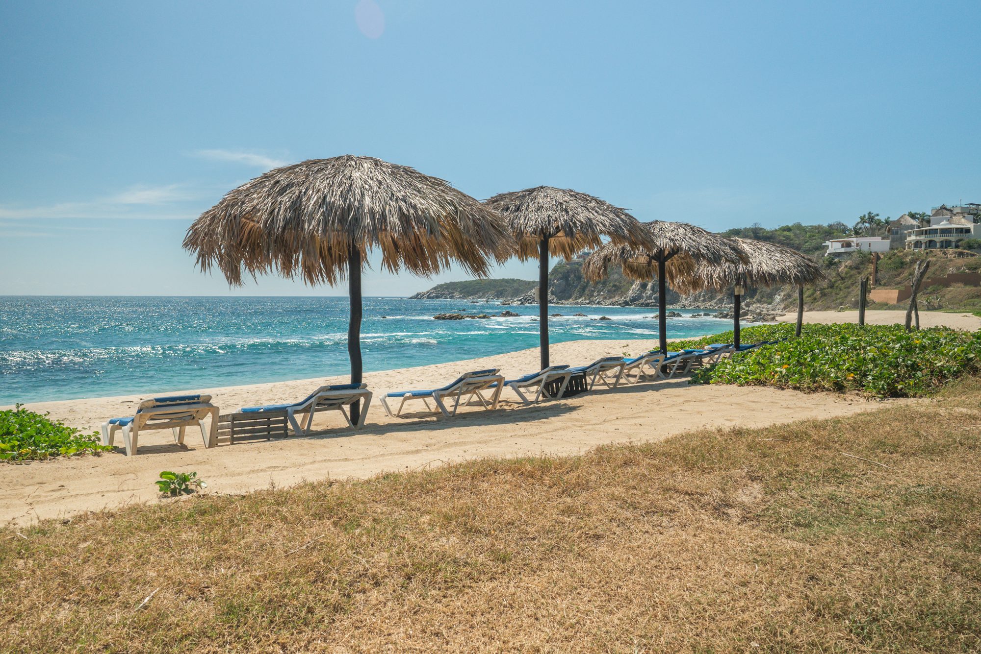Palapas alignées le long de la Playa Salchi