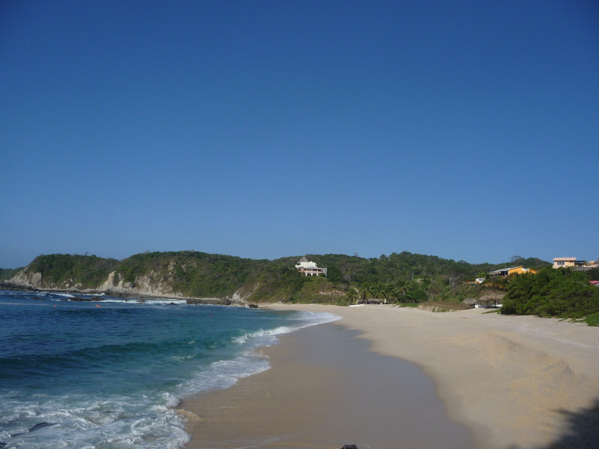 La plage tranquille de sable blanc et le Pacifique bleu