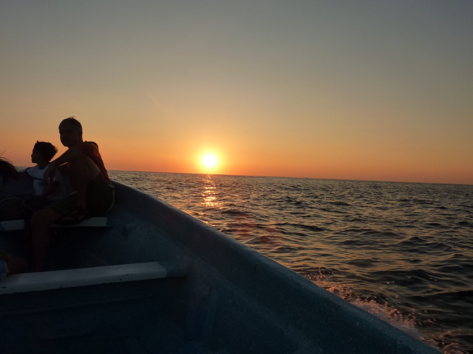 Coucher de soleil depuis un bateau de pêche sur le Pacifique