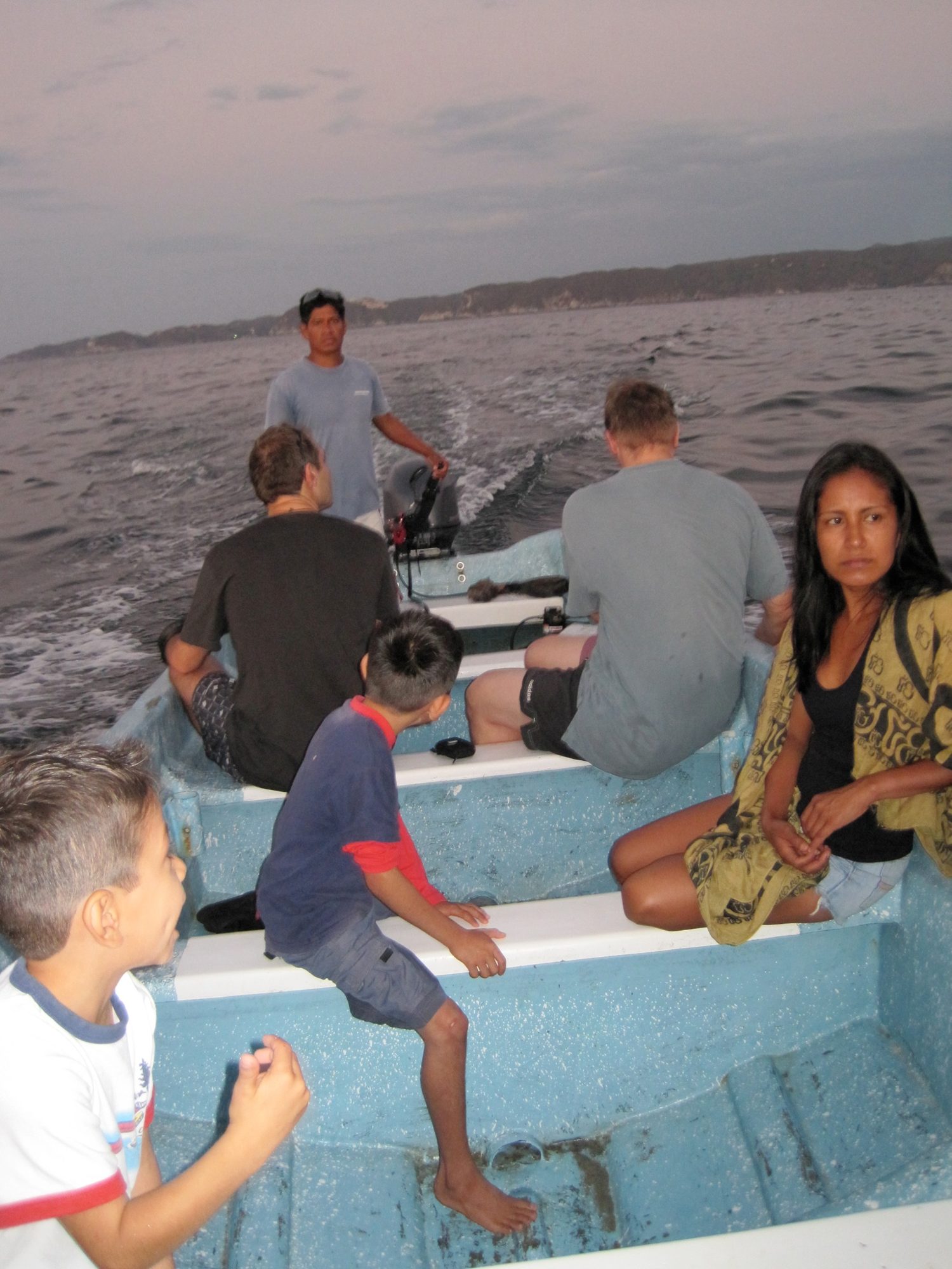 Des clients partent en panga locale