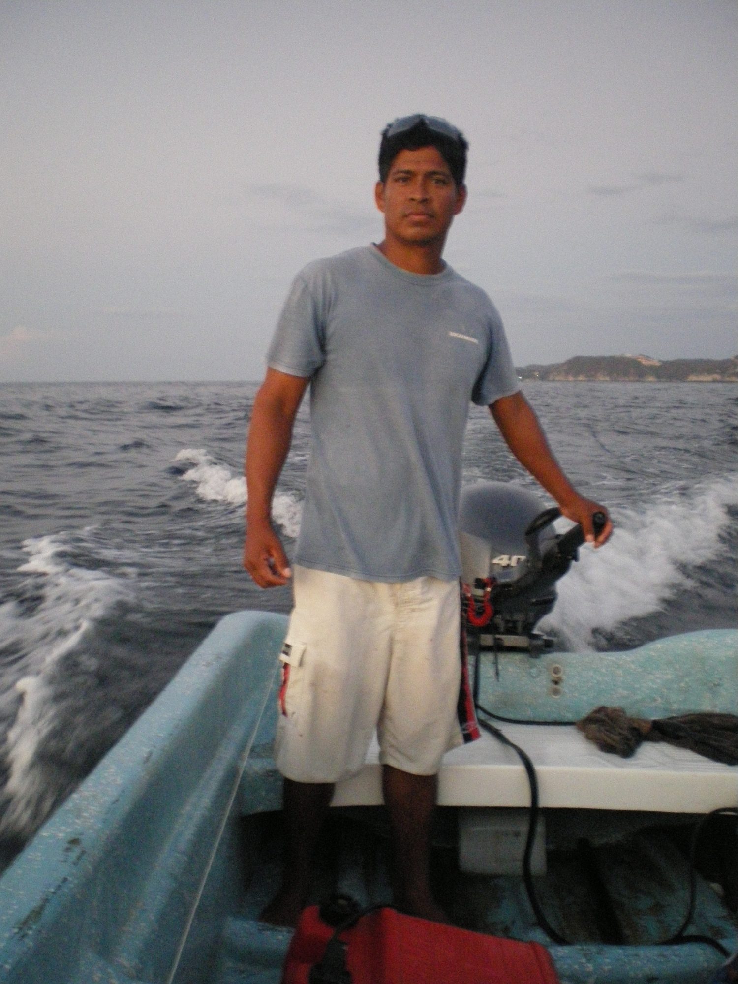 Le capitaine à la barre de la panga