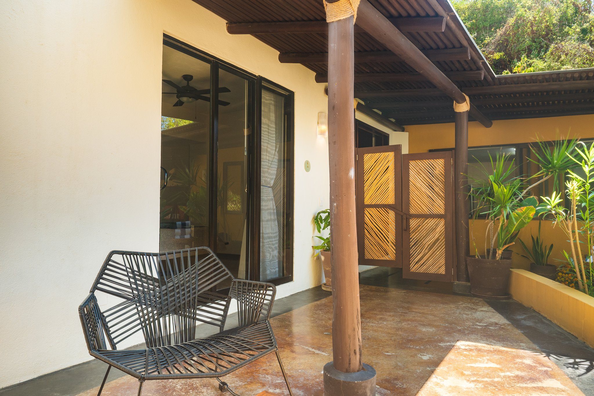 Terrasse mit Liegestuhl