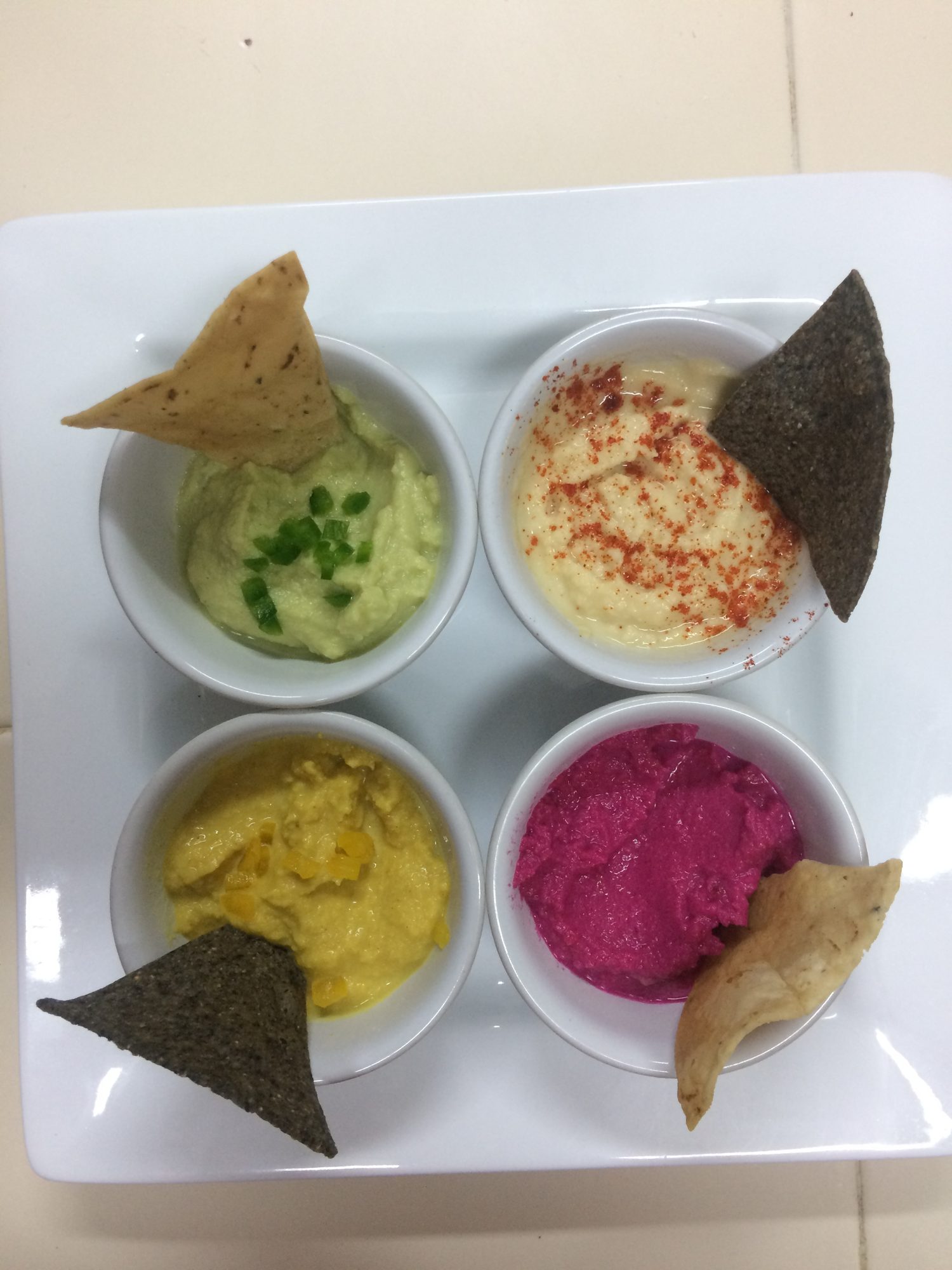 Quatre sauces maison avec des chips de tortilla
