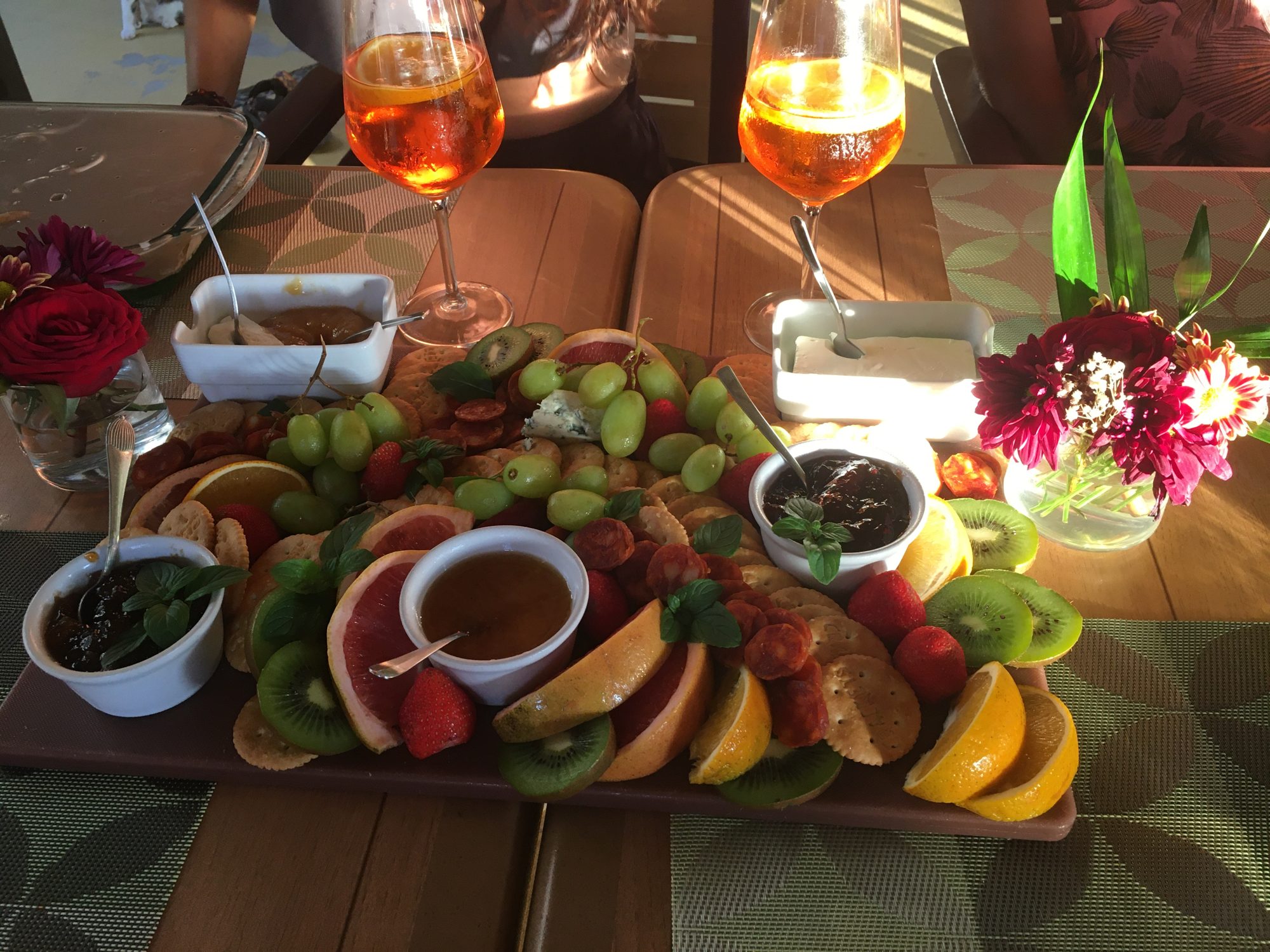 Un plateau de fruits frais et de sauces avec des apéritifs
