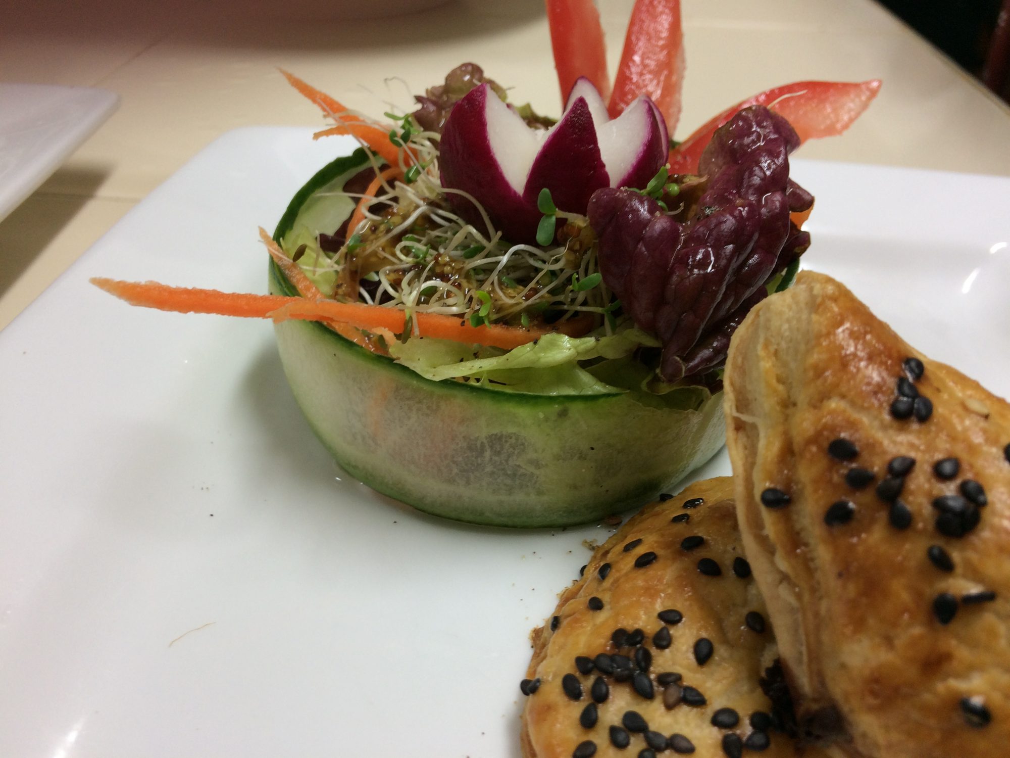 Une salade fraîche avec une empanada au sésame