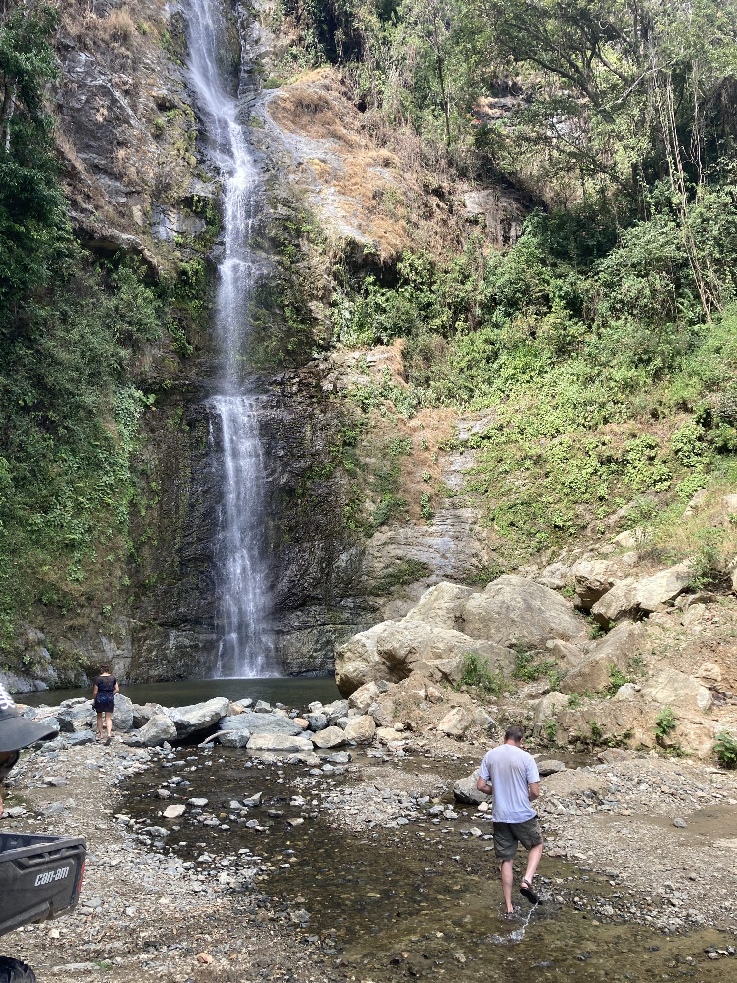 Un bassin de cascade dans les collines derrière la côte