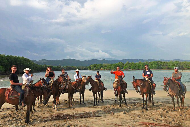 Un groupe à cheval sur la plage de Cuatunalco