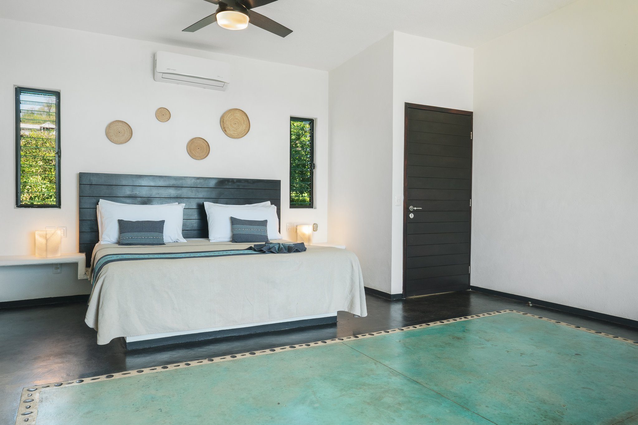 Kingsize-Bett und minimalistisches Interieur