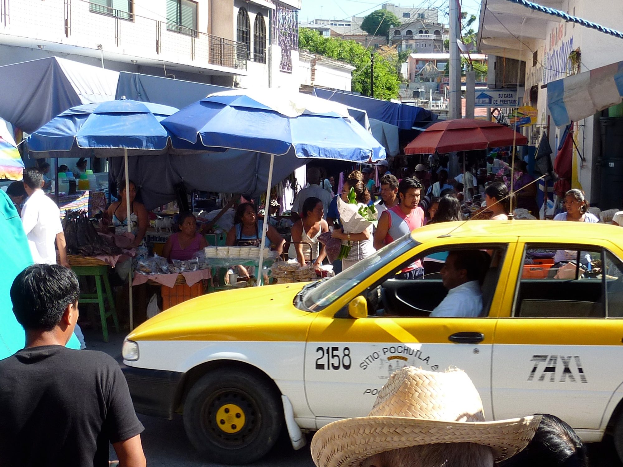 Étals et taxi à Pochutla un jour de marché