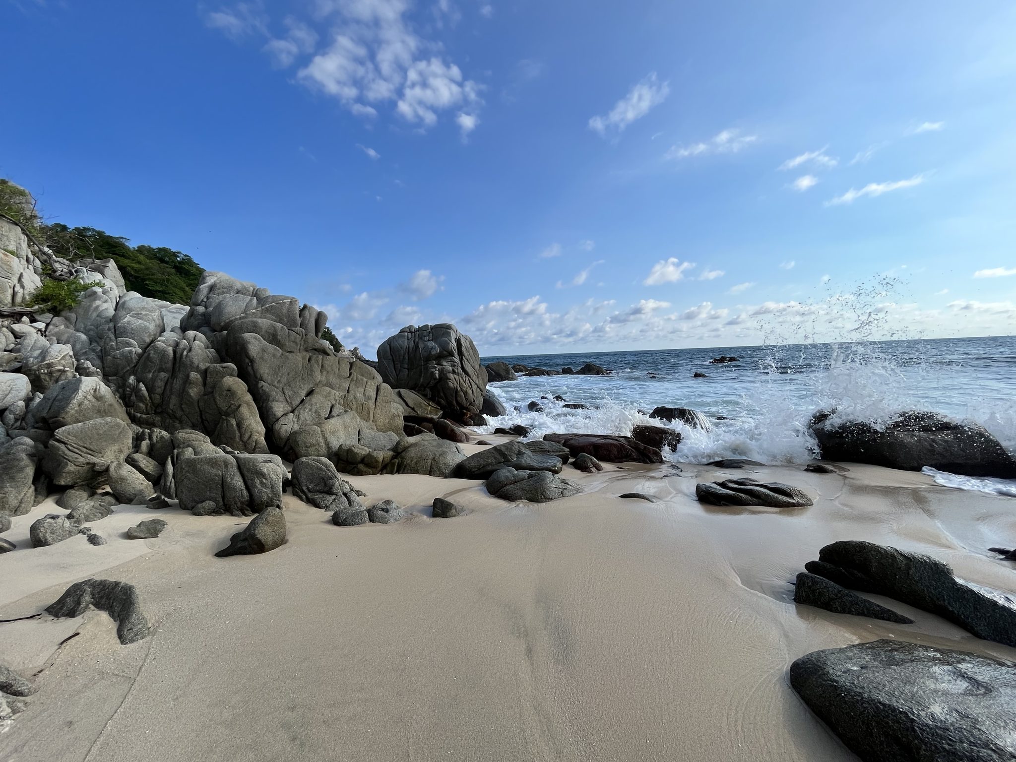 Rochers de granit sur une plage tranquille près de Salchi