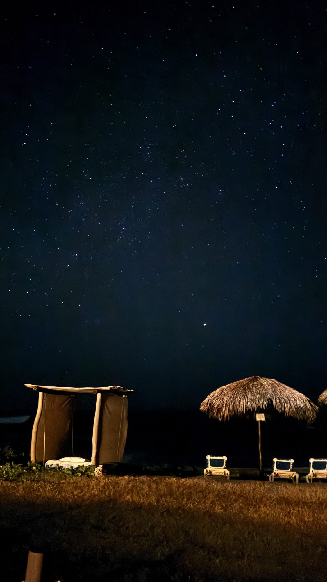 Étoiles au-dessus des palapas la nuit