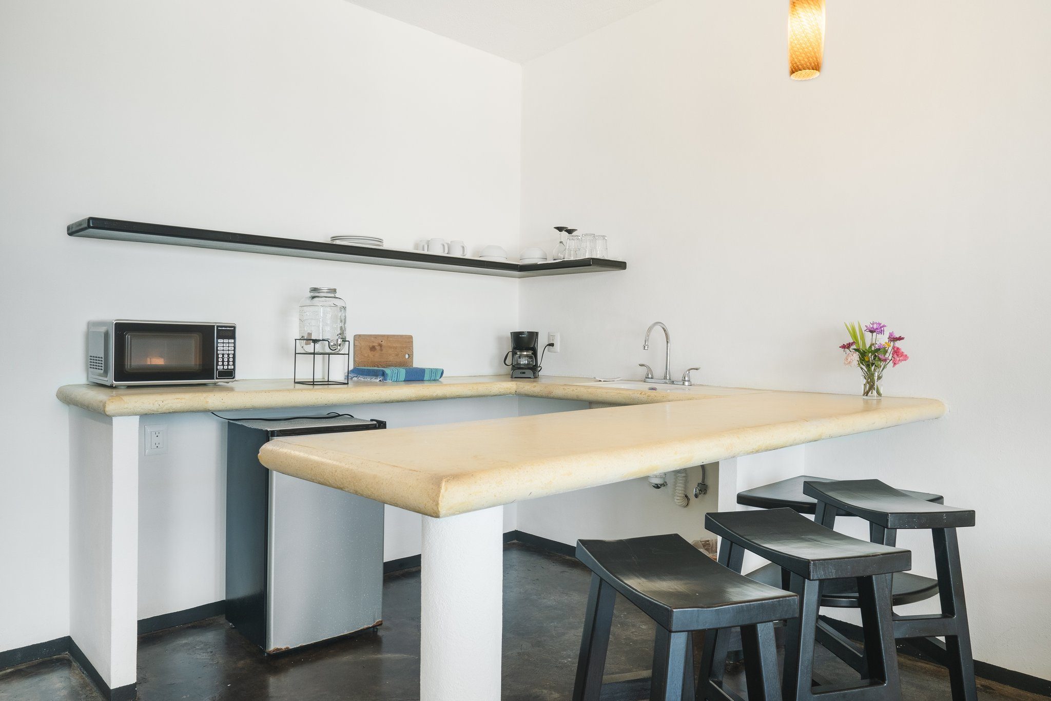 Kochnische mit Kühlschrank, Mikrowelle und Kaffeemaschine