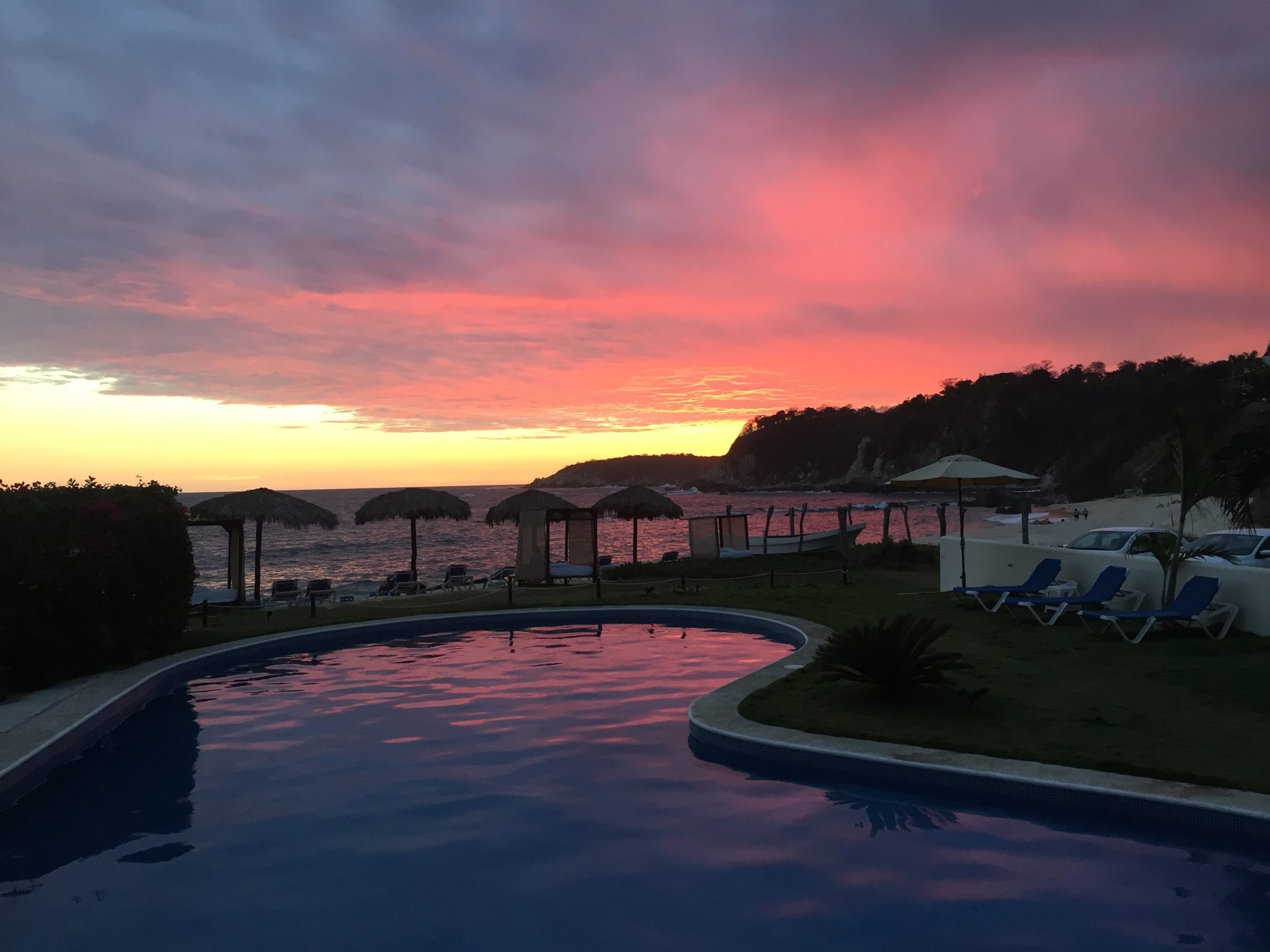 Le ciel du couchant se reflète dans la piscine de l’hôtel