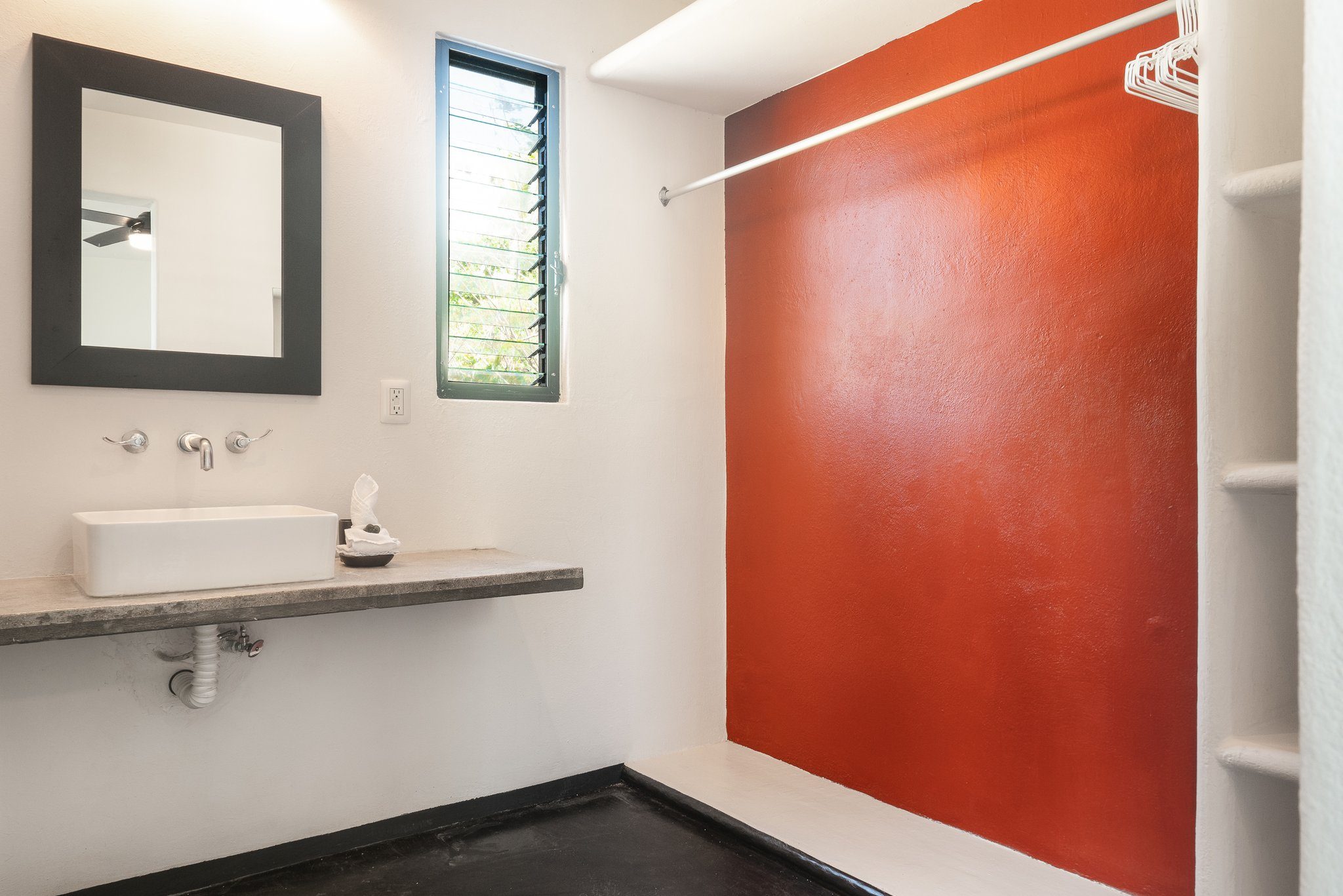 Badezimmer mit Terrakotta-Wand