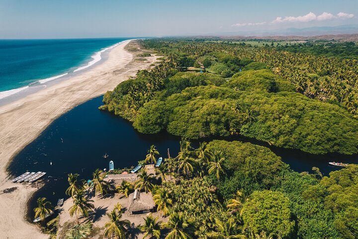 Vue aérienne de la lagune de La Ventanilla rejoignant la plage